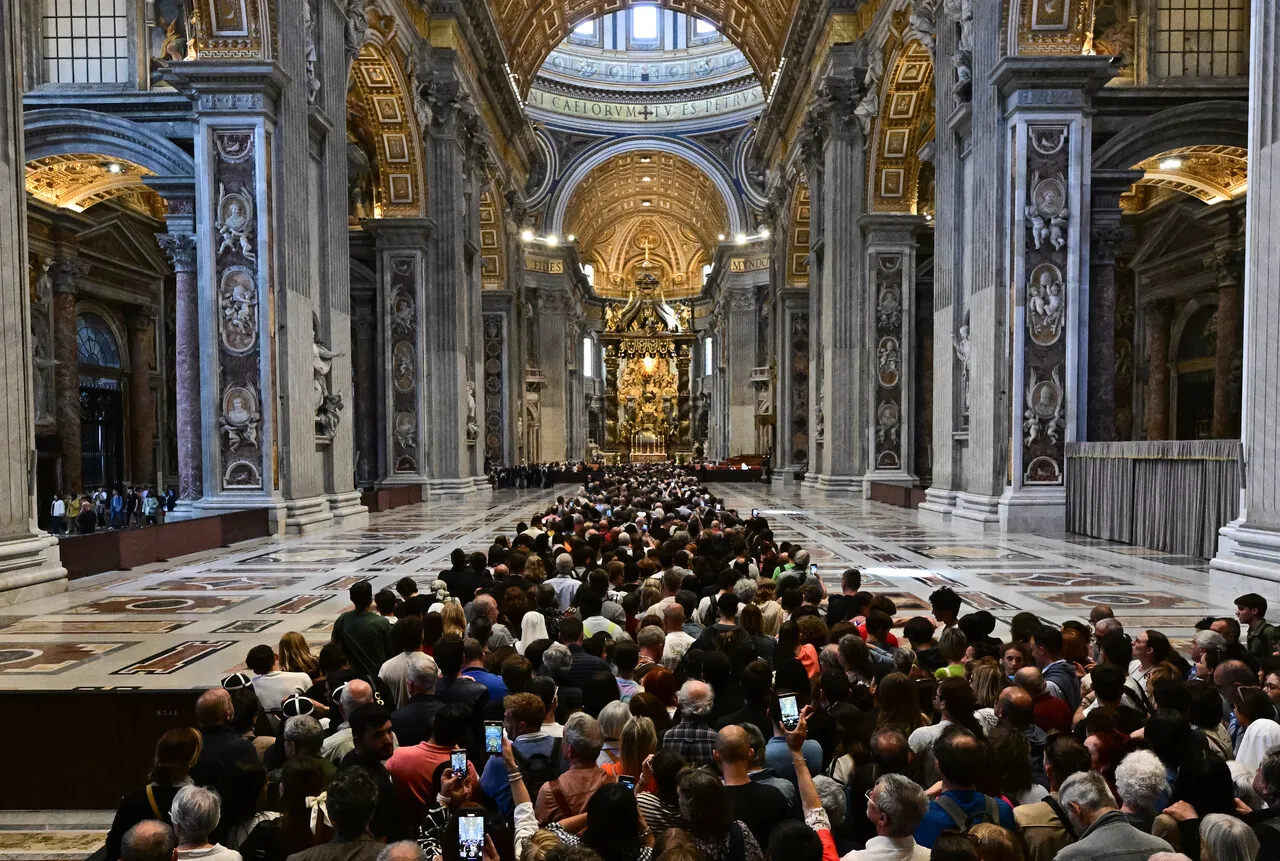 Visitação deve atrair mais de 1 milhão de pessoas que querem se despedir do papa Francisco