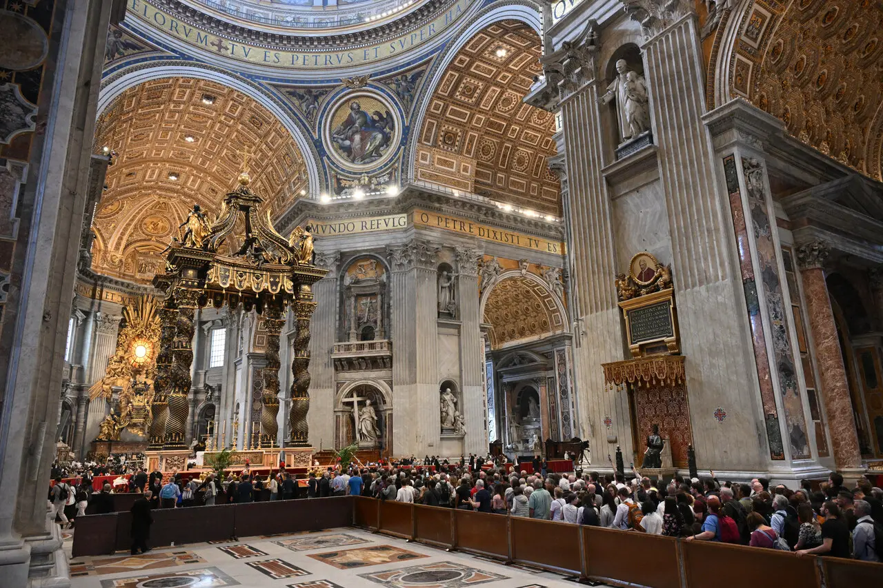 Foto de fieis no velório do papa Francisco