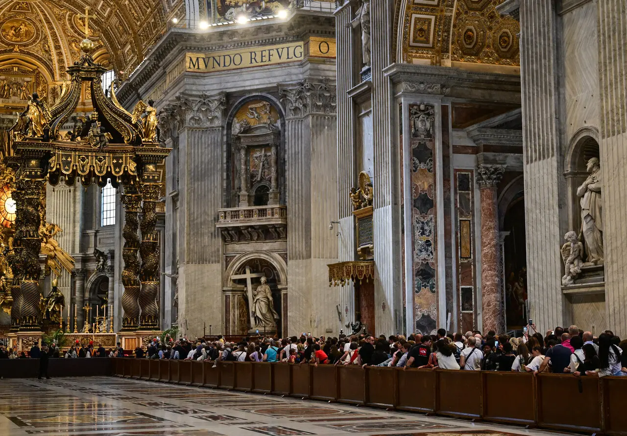 Foto do velório do papa na basílica de são pedro