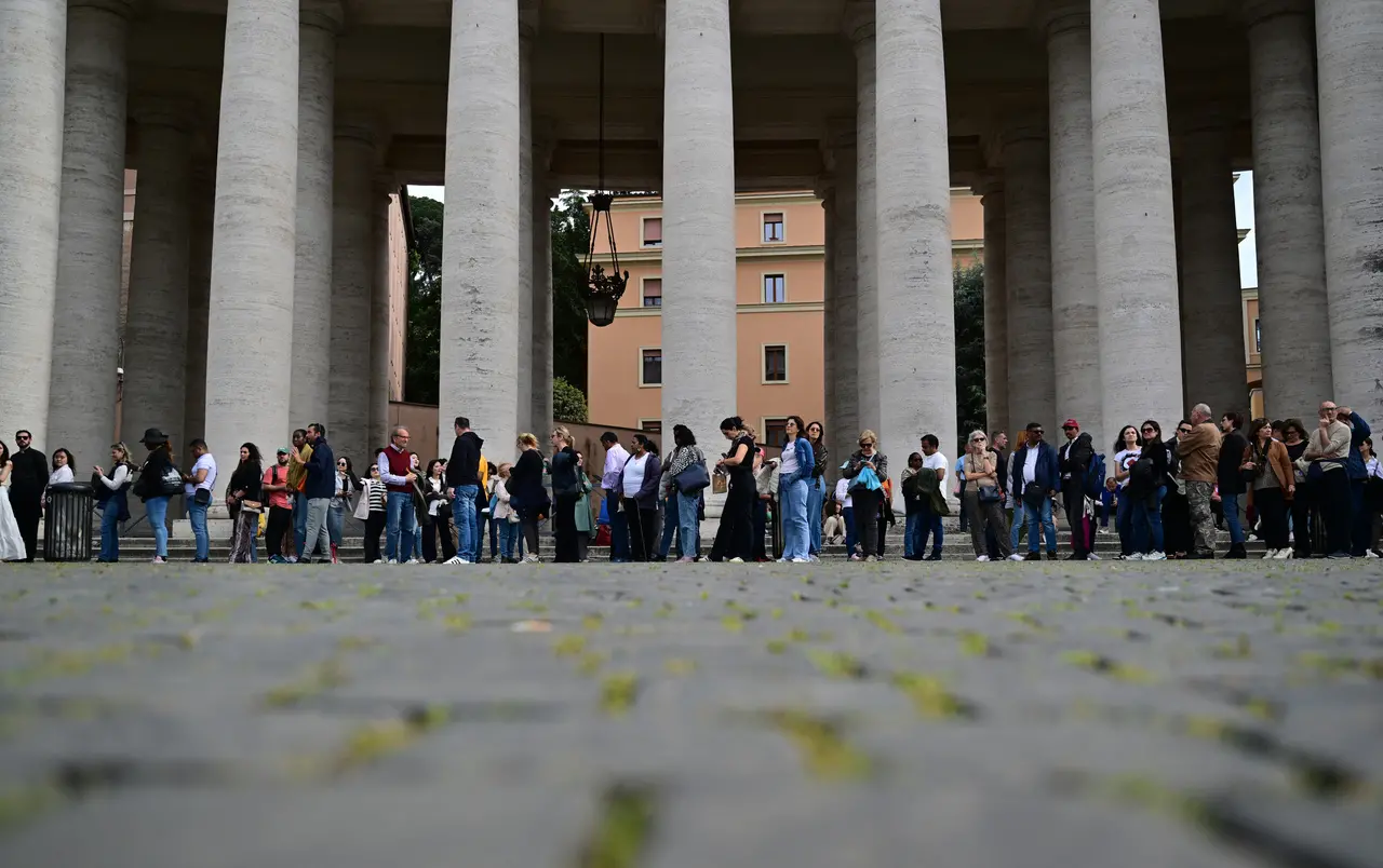 Fila para entrar na basílica de são pedro para o velório do papa Francisco