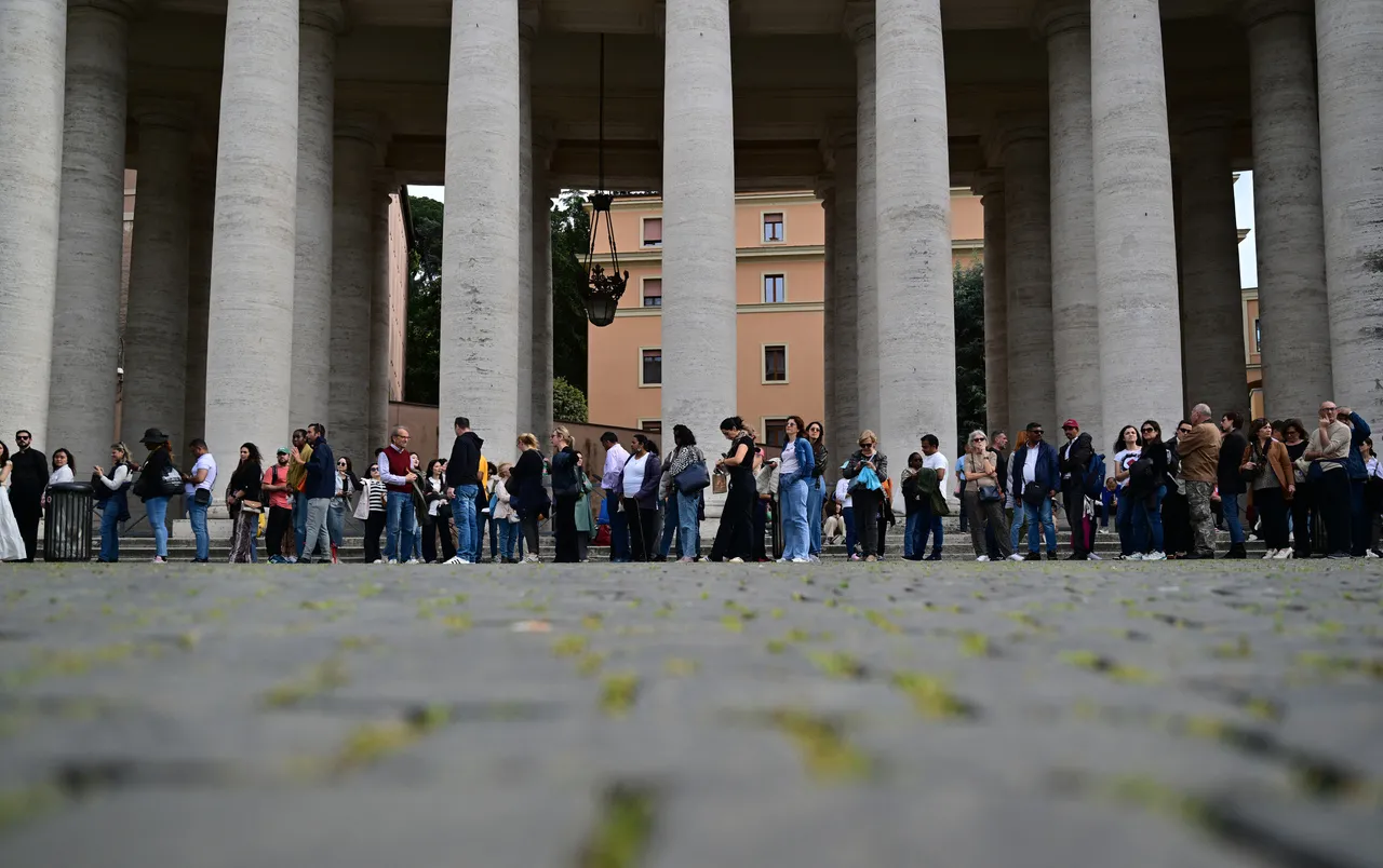 Devido à multidão, as autoridades italianas adotaram várias medidas de segurança nesta quarta