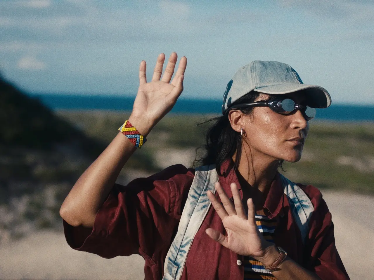 'Como Ler o Vento' acompanha Cássia (Esther de Paula), uma curandeira tradicional que repassa os saberes para a jovem discípula Marjorie (Isabela Catão)