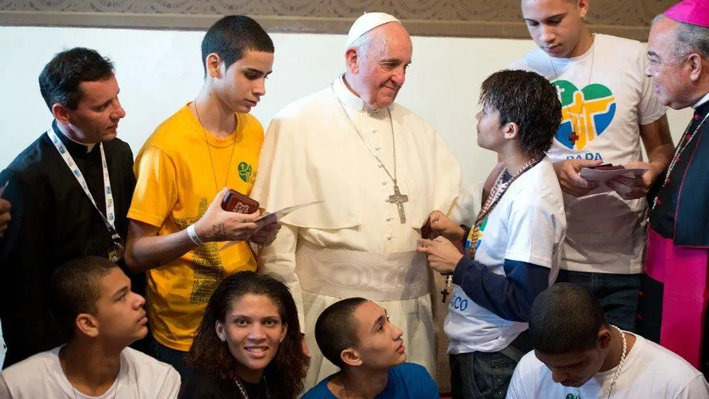 Para Francisco rodeado por jovens na Jornada Mundial da Juventude no Brasil