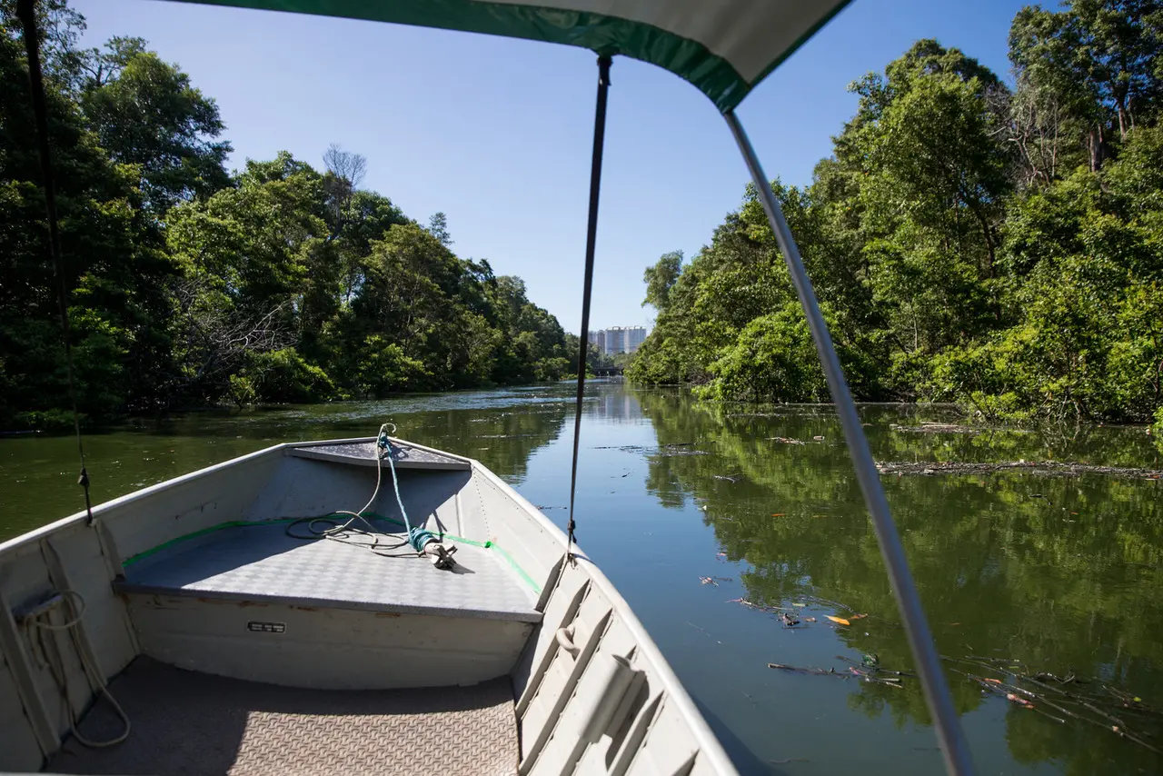 Com nascente na Serra da Aratanha, o rio Cocó percorre os municípios de Pacatuba, Maracanaú e Fortaleza até desaguar no Oceano Atlântico