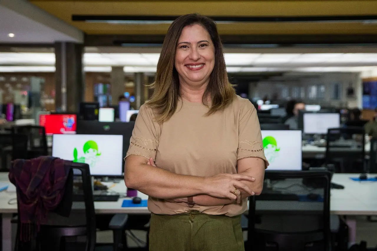 Repórter Aline Oliveira, na redação da TV Verdes Mares, afiliada Globo no Ceará, conta sua trajetória profissional de 27 anos de carreira