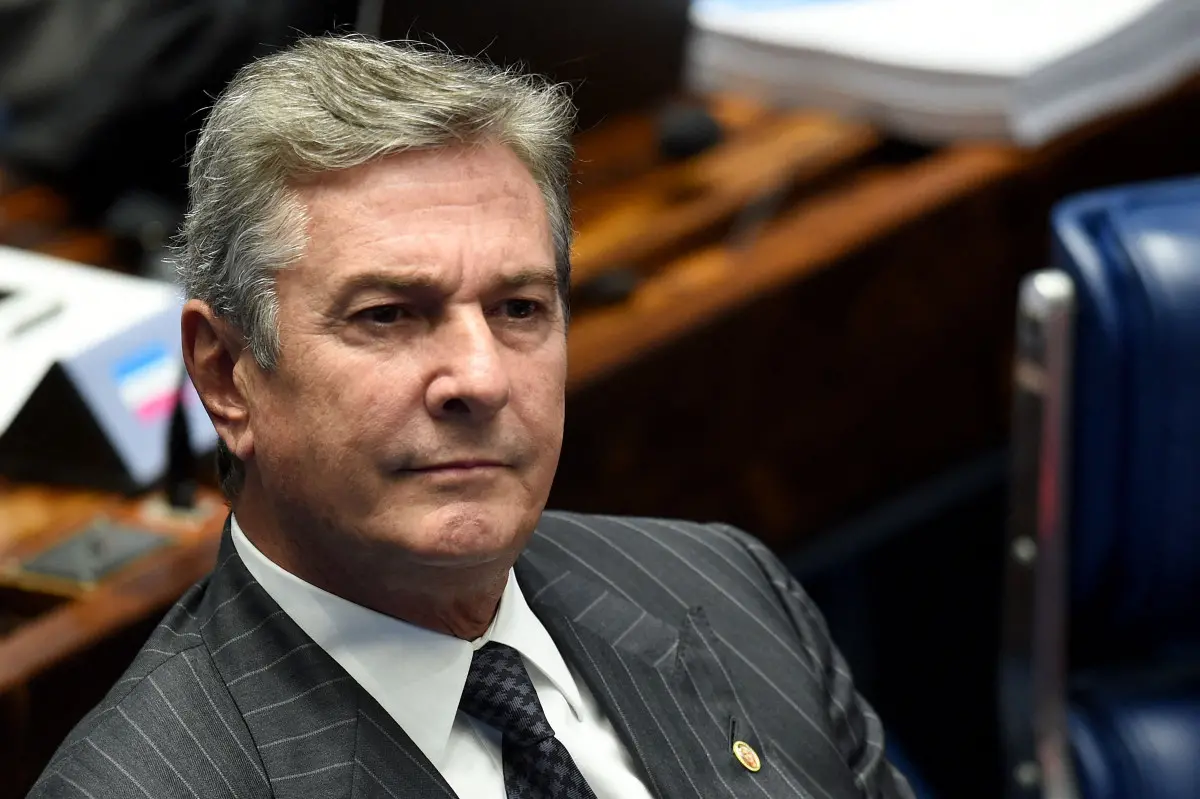 Foto de Collor com terno risca de giz cinza para matéria onde Moraes determina sua prisão imediata