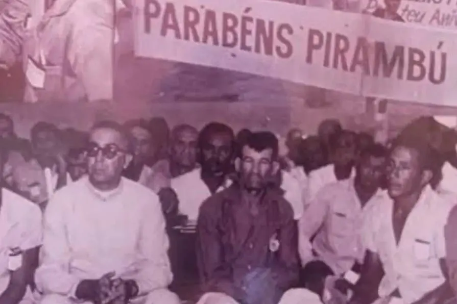Mobilização comunitária deu vazão à Marcha do Pirambu em 1962; na foto, padre Hélio Campos (de óculos), figura histórica real do movimento e também citado no livro