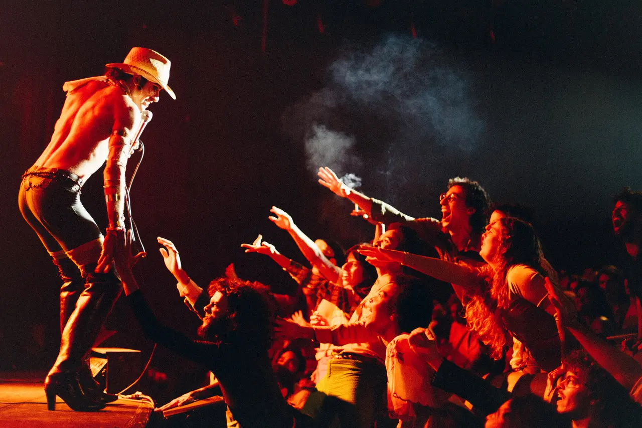 'Homem com H' apresenta diferentes fases da carreira do cantor Ney Matogrosso (Jesuíta Barbosa)