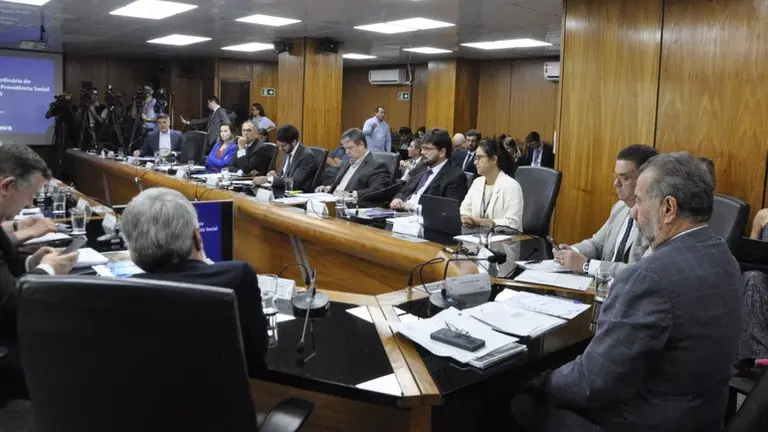 Carlos Lupi acompanhado de outros conselheiros do INSS