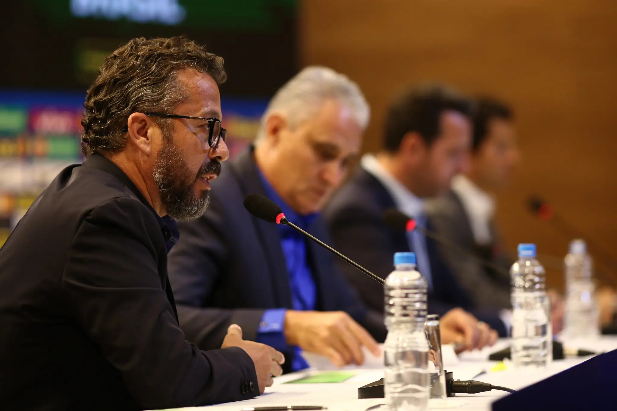 Foto de Cleber Xavier ao lado de Tite durante convocação da Seleção Brasileira para a Copa do Mundo da Rússia