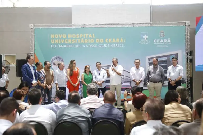 O governador Elmano de Freitas durante visita às obras do Hospital Universitário do Ceará ao lado da bancada federal e estadual