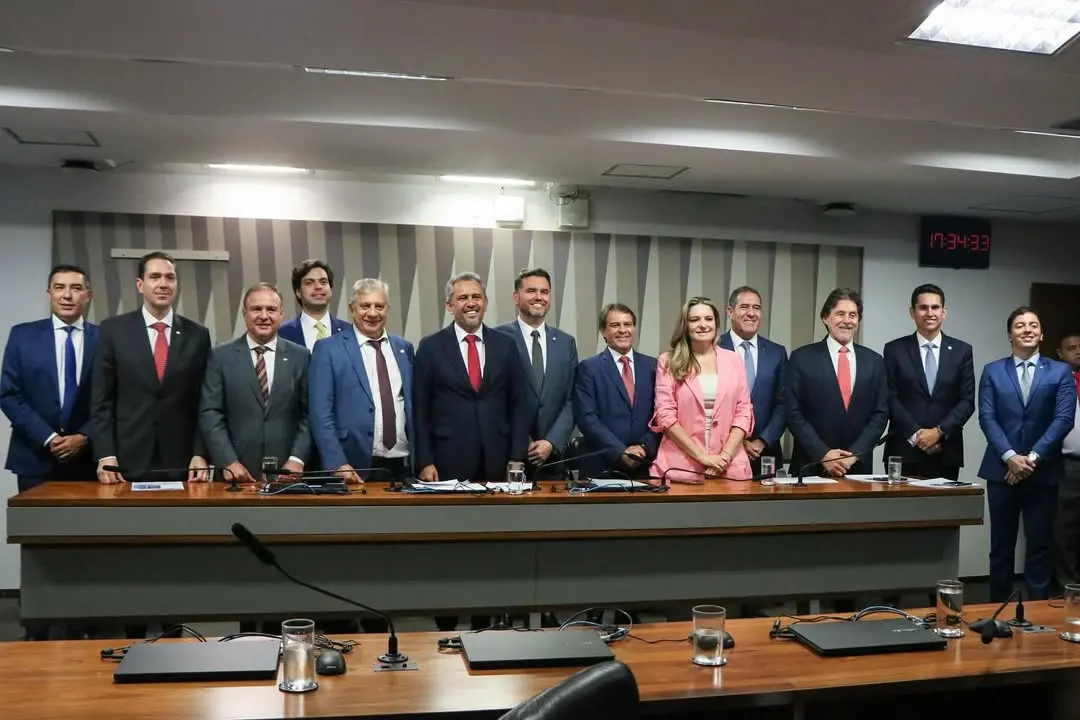 O governador Elmano durante reunião da bancada federal