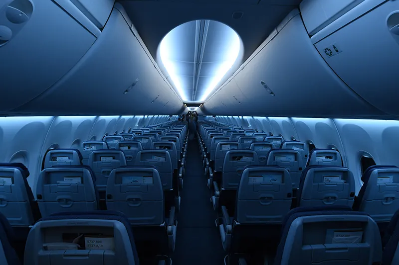 A Boeing diz que os passageiros podem desfrutar de paredes laterais e janelas modernas e esculpidas, iluminação LED e compartimentos de armazenamento superiores maiores e giratórios.