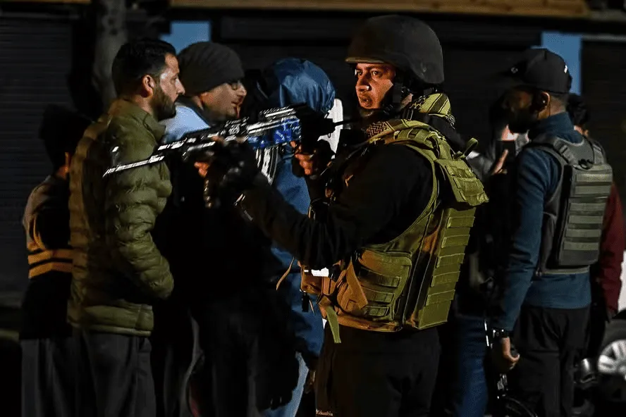 Militares do Exército Indiano fazem guarda após ataque terrorista na Caxemira na terça-feira passada, dia 22.