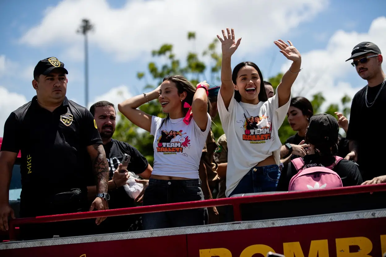 Renata e Eva em carro dos bombeiros