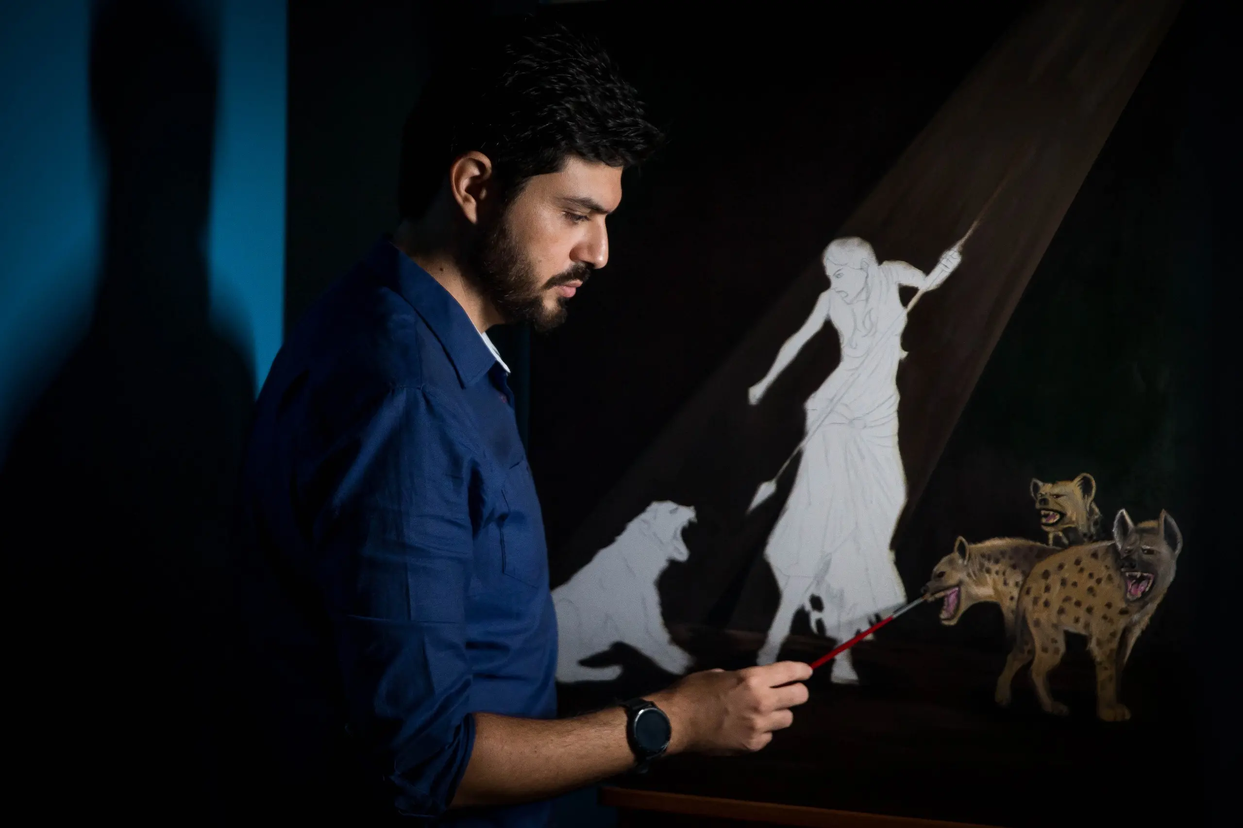 Na imagem, o artista Wagner Sales com um trabalho em desenvolvimento