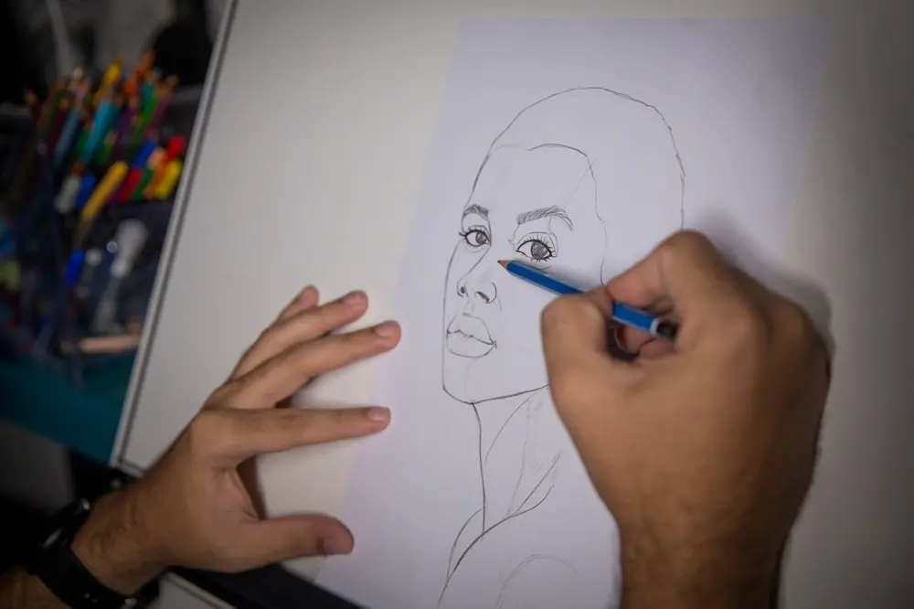 Na imagem, artista Wagner Sales apresenta detalhes do trabalho