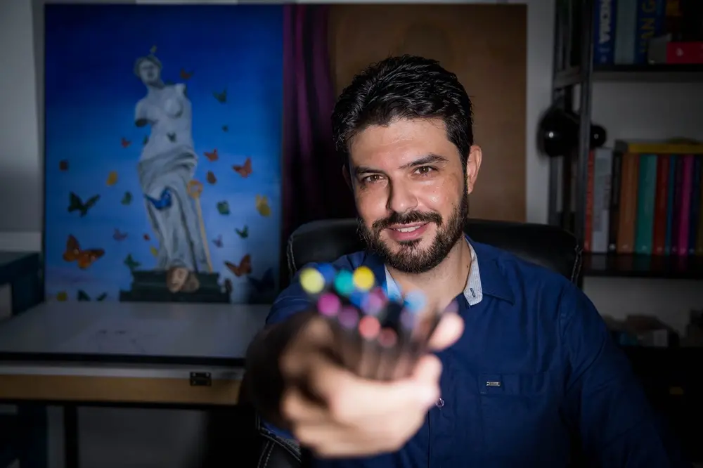 Na imagem, o artista Wagner Sales com os instrumentos de trabalho