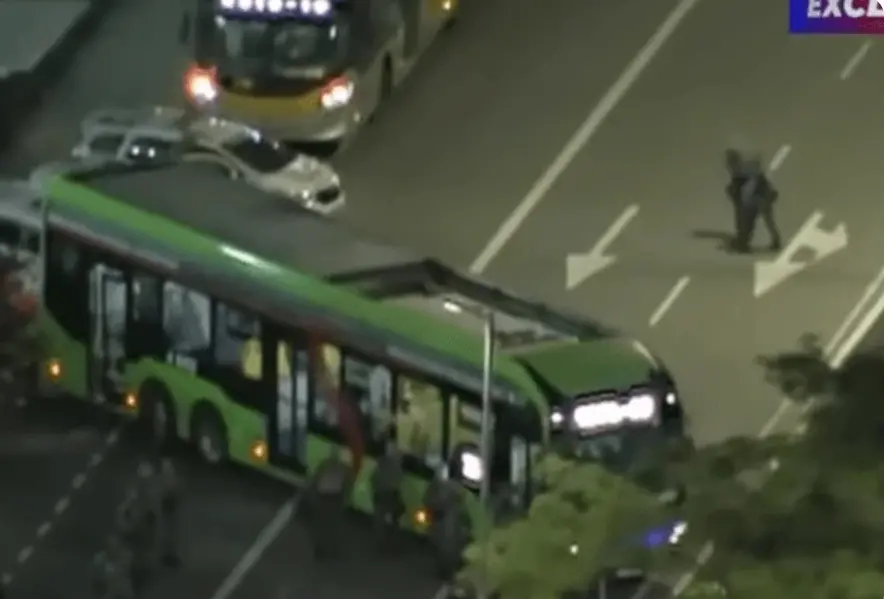Ônibus sequestrado atravessado na pista para matéria sobre motorista de ônibus mantido refém em SP