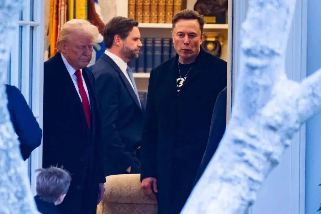 Elon Musk, Donald Trump e J. D. Vance ao fundo, no Salão Oval da Casa Branca