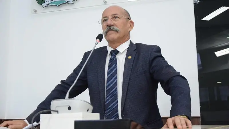 Na imagem, vereador do PL, Inspetor Alberto, na Câmara Municipal de Fortaleza