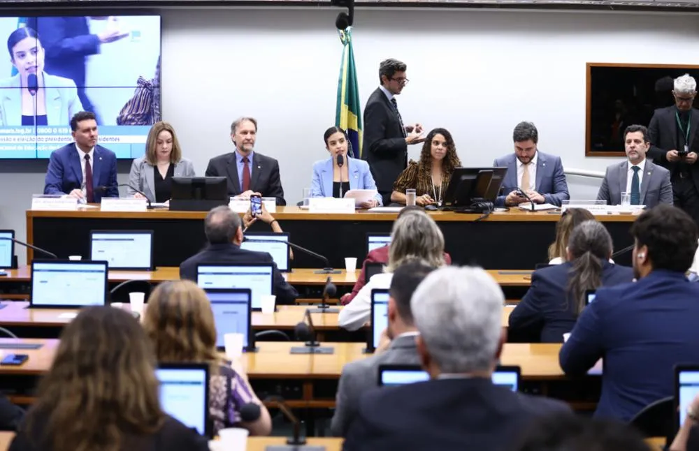Deputada Tabata Amaral (PSB - SP) comandando os trabalhos na instalação da Comissão do PNE na Câmara Federal