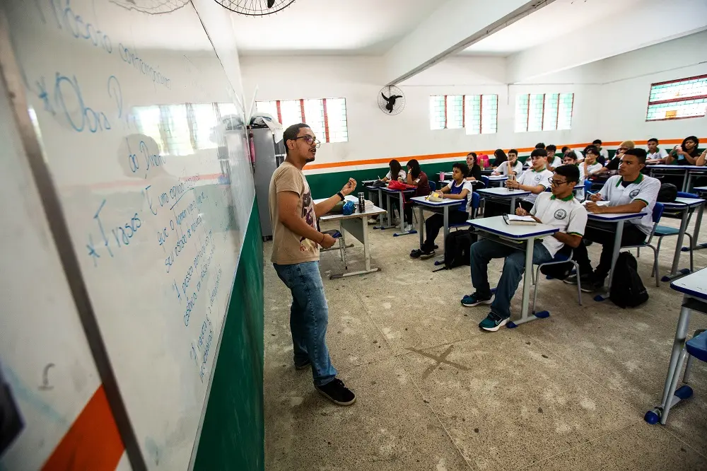 imagem de um professor em sala de aula