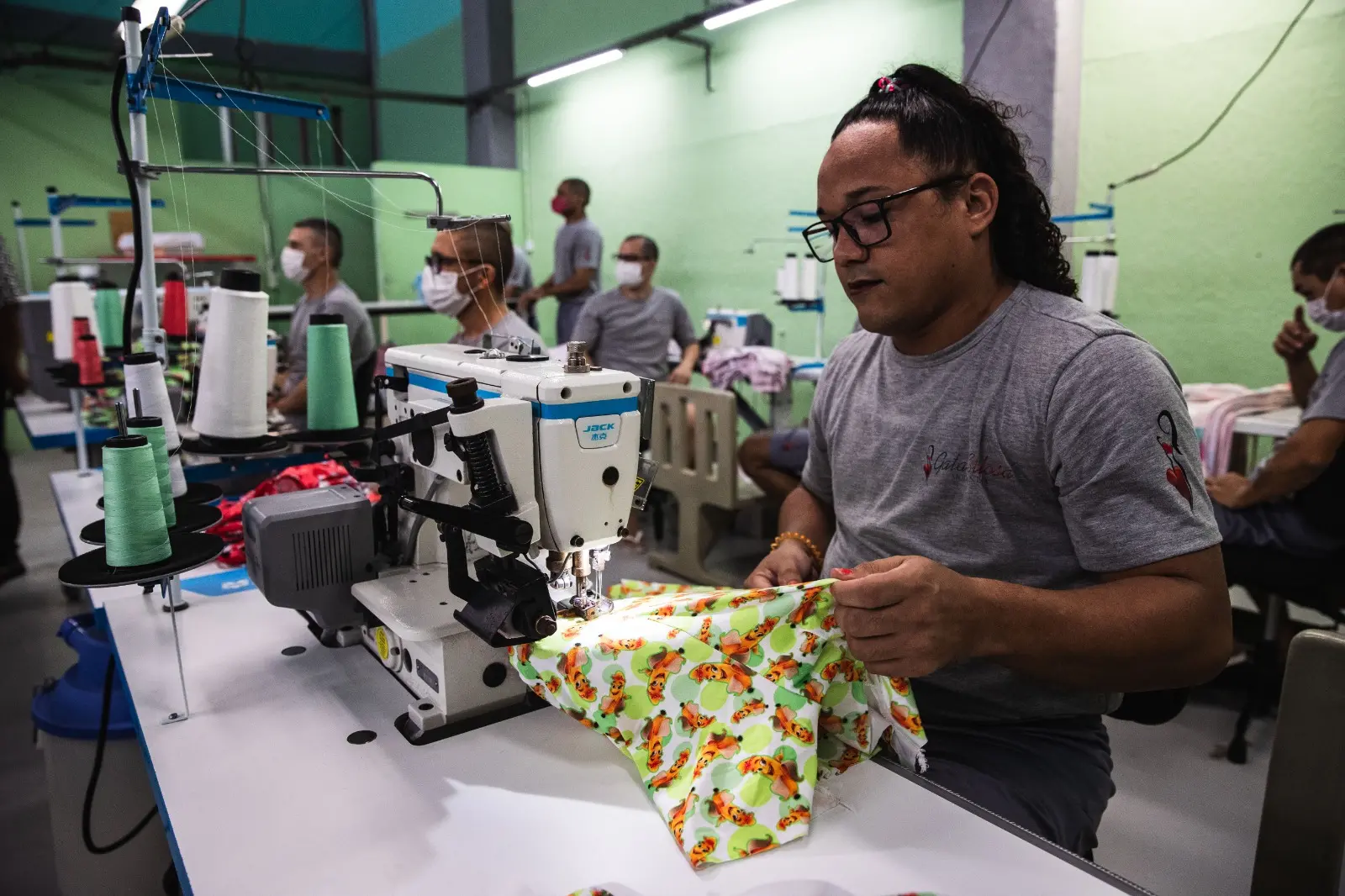 Mulher trans presa faz costura em fábrica instalada em presídio cearense