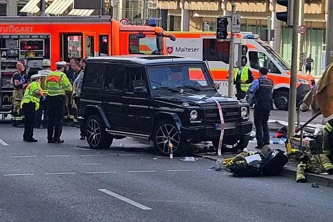 Imagem de carro SUV que ocasionou a atropelamento em massa na Alemanha deixando diversos feridos rodeado por policiais