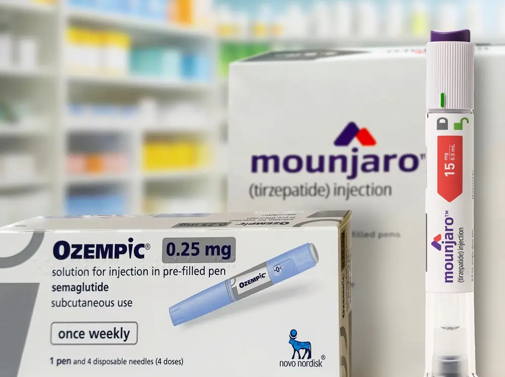 foto de embalagem dos medicamentos Ozempic e Mounjaro com farmácia ao fundo