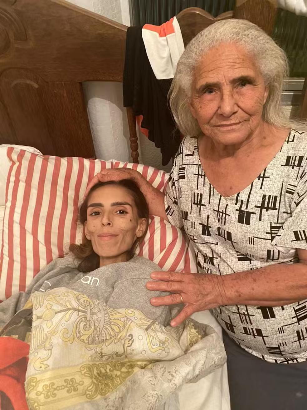 Na imagem, a jovem Yasmin Cândido, acometida por acalasia, sendo tratada pela avó