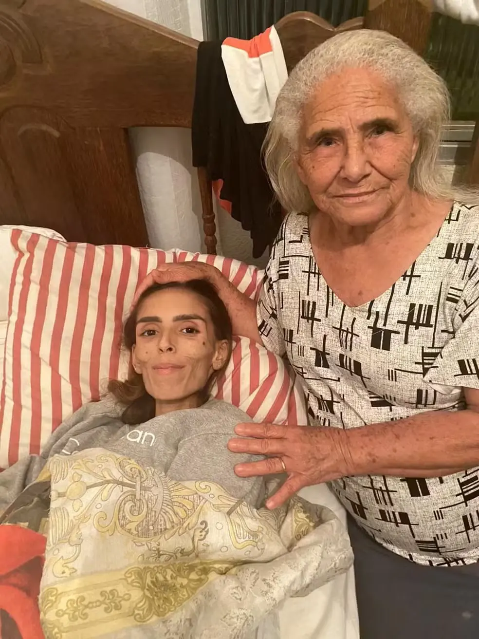 Na imagem, a jovem Yasmin Cândido, acometida por acalasia, sendo tratada pela avó