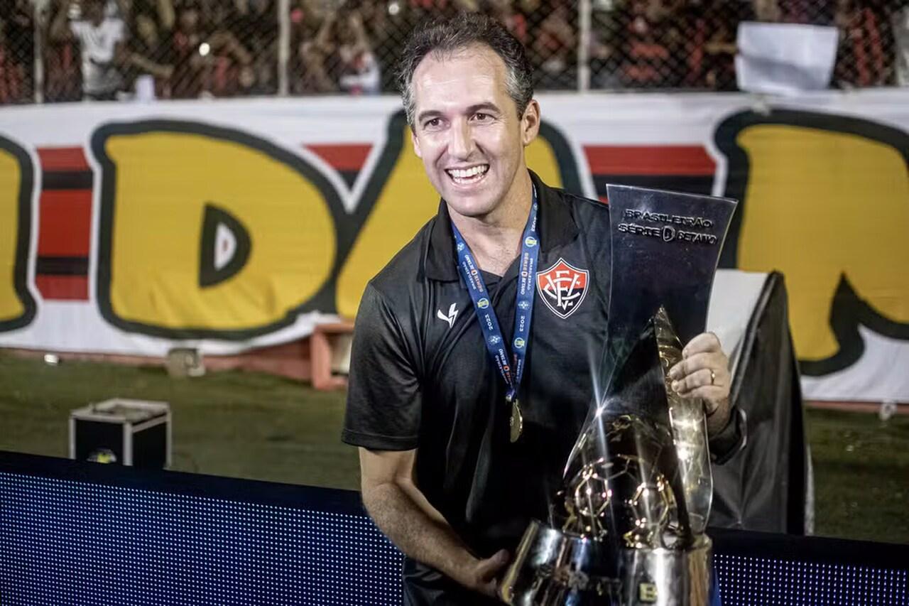 Léo Condé exibe a taça de campeão da Série B conquistado pelo Vitória-BA