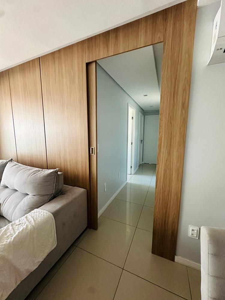 Na imagem, porta mimetizada na casa da colunista Ana Karenyna