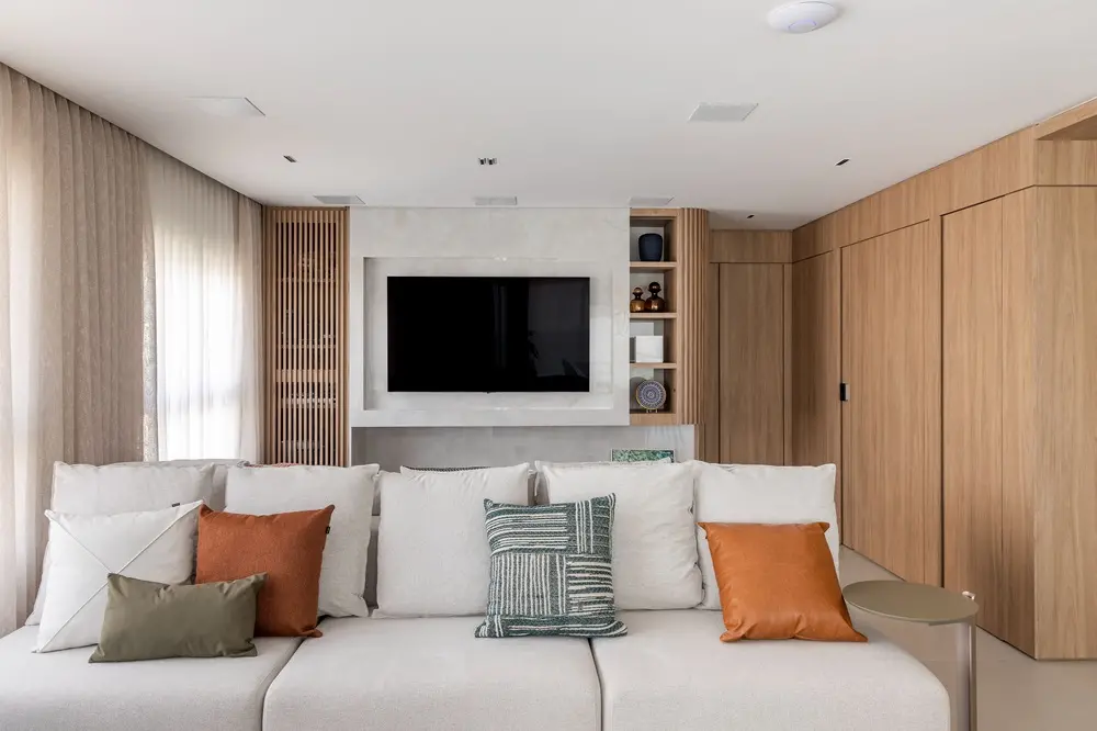 Na imagem, porta mimetizada do escritório Bianchi & Lima Arquitetura