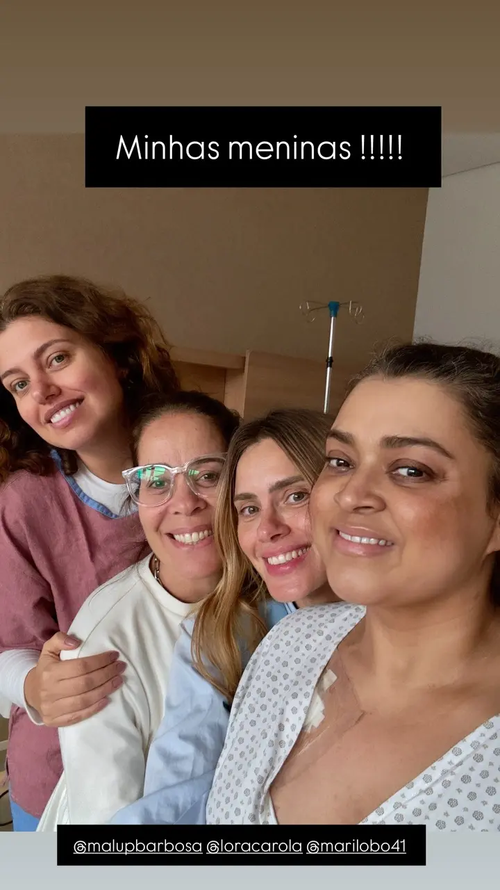 Na imagem, Preta sorri ao lado das amigas Carolina Dieckmann, Malu Barbosa e Mari Lobo, todas abraçadas em um quarto de hospital.