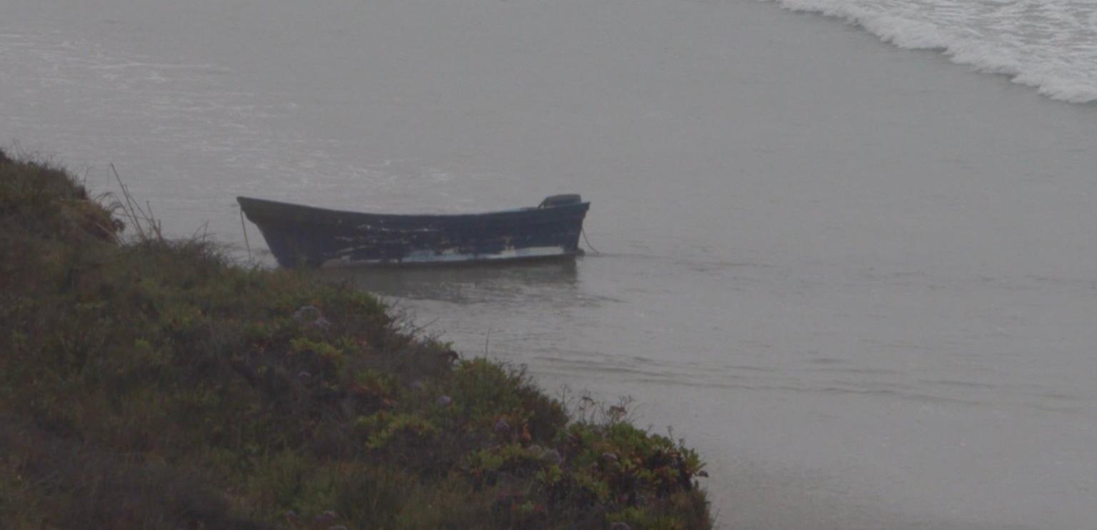 Barco já em terra firme, na praia, mas sem ocupantes