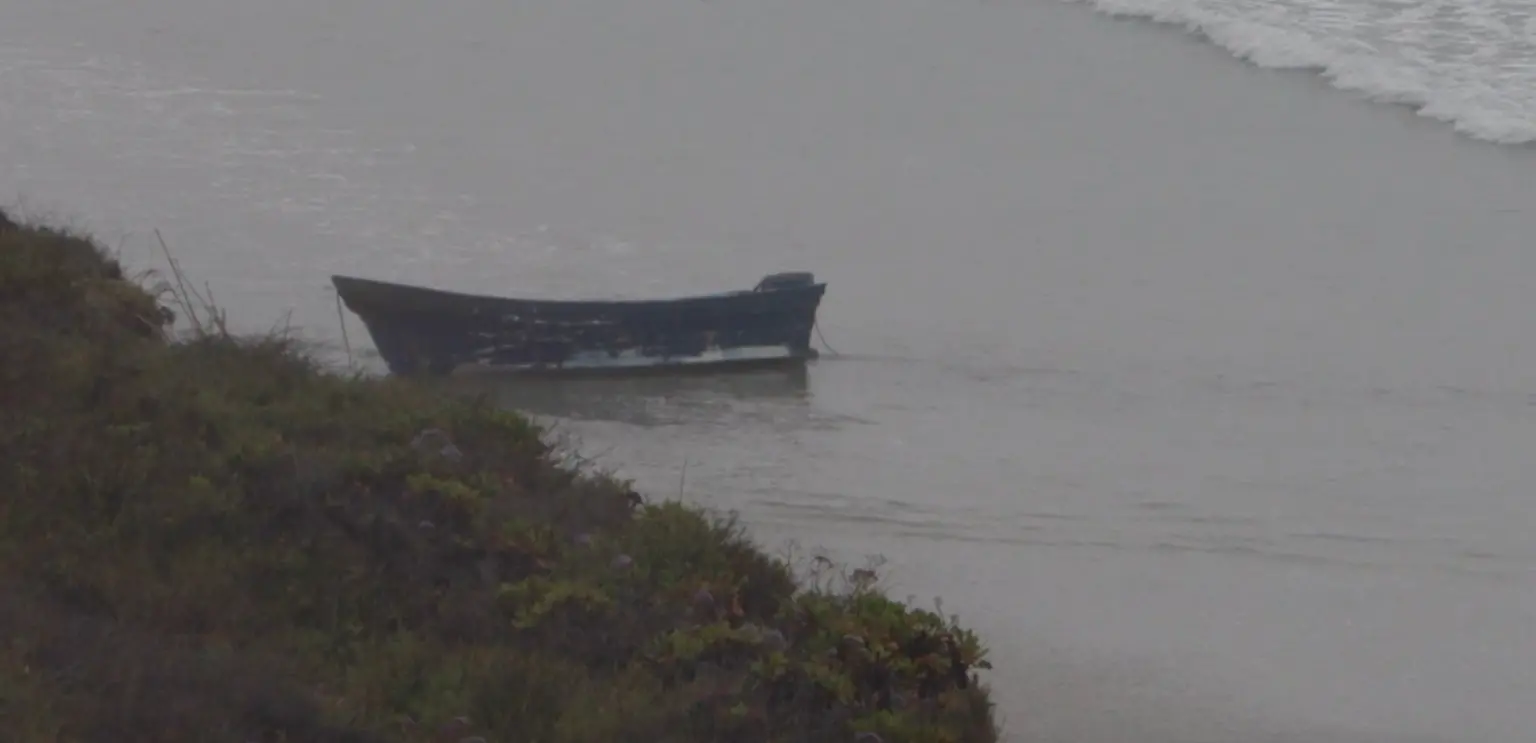 Barco já em terra firme, na praia, mas sem ocupantes