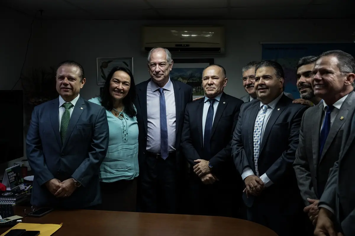 Ciro Gomes ao lado de deputados da oposição ao Governo Elmano