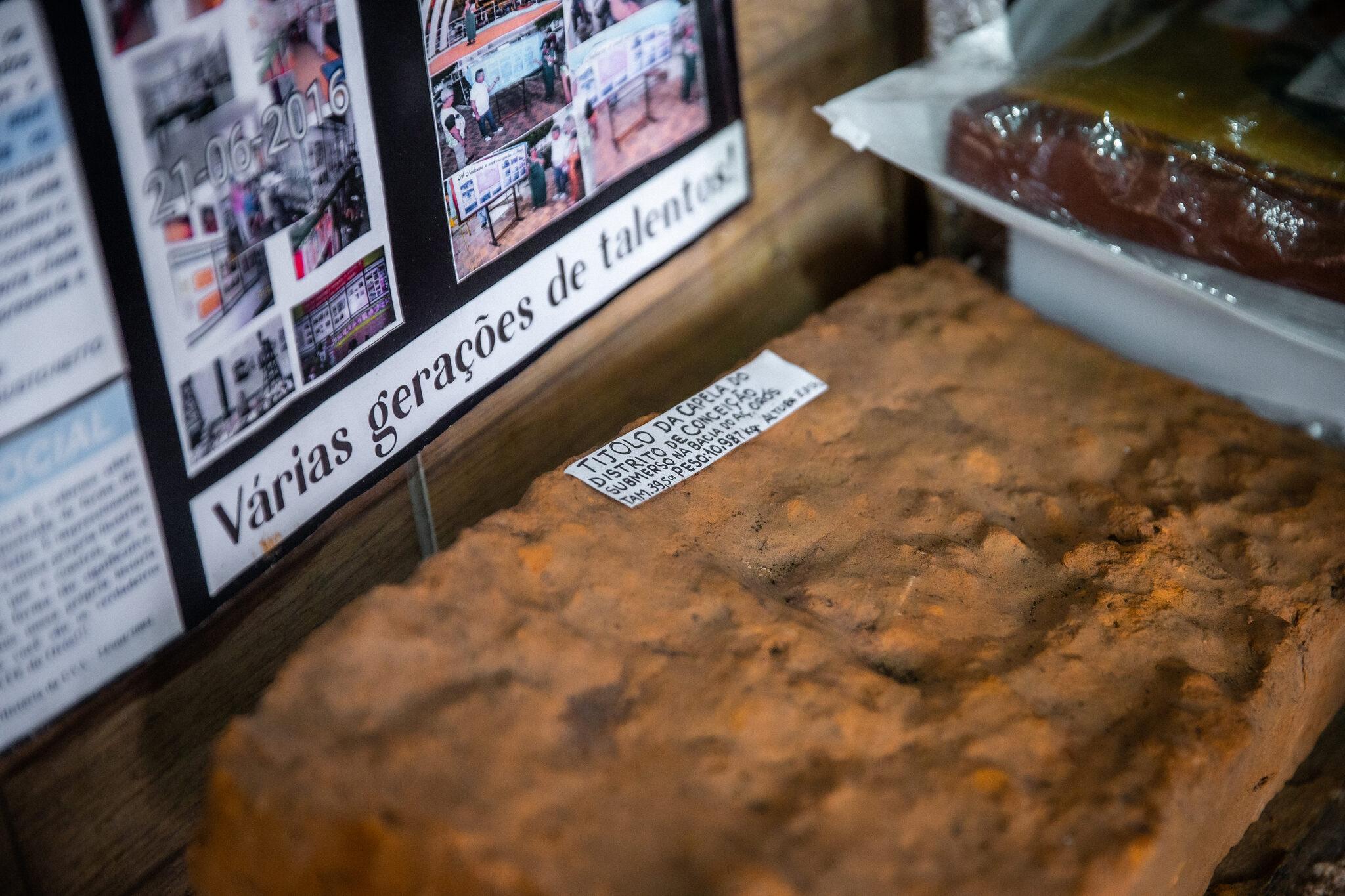 Tijolo com uma etiqueta em que está escrito 