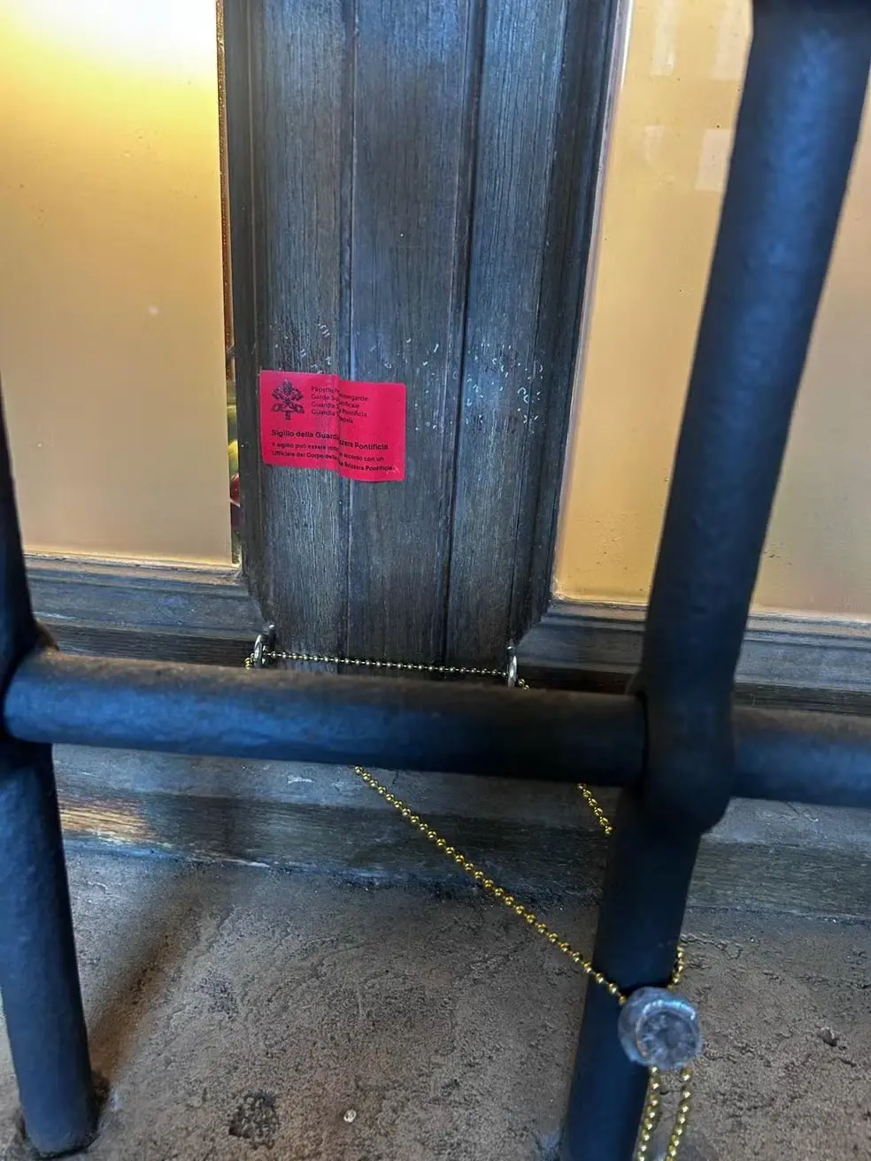 Na imagem um dos locais selados é o Palácio Apostólico, residência oficial do Pontífice