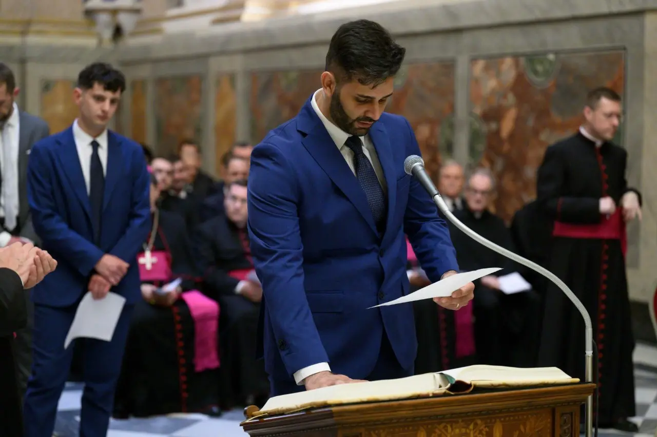 Funcionários do Vaticano prestam juramento dentro da Capela Sistina