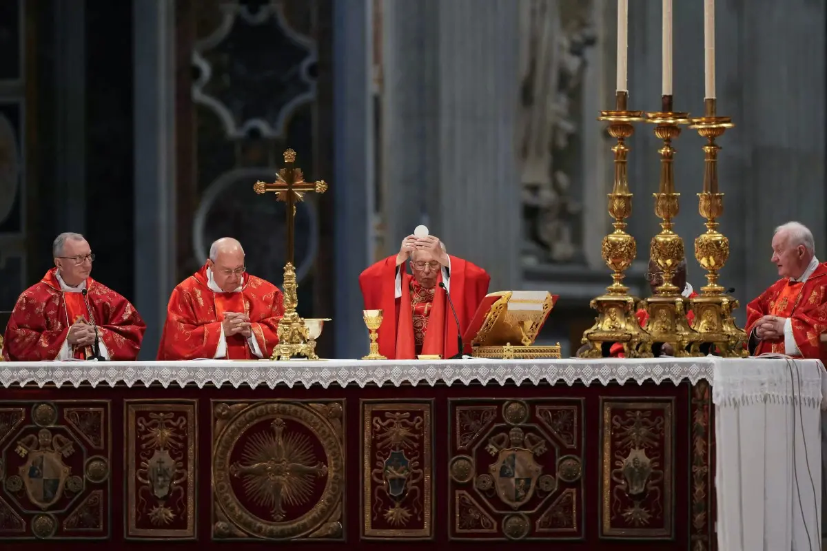 Imagem do cardeal Giovanni Battista Re celebrando uma missa com cardeais ao fundo, em um ambiente religioso com altar ornamentado e velas. A cena é solene e rica em simbolismo.