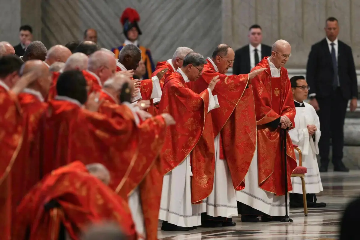 Cerimônia religiosa com cardeais em vestes vermelhas, reunidos na Basílica de São Pedro, simbolizando a celebração da fé e união da Igreja.