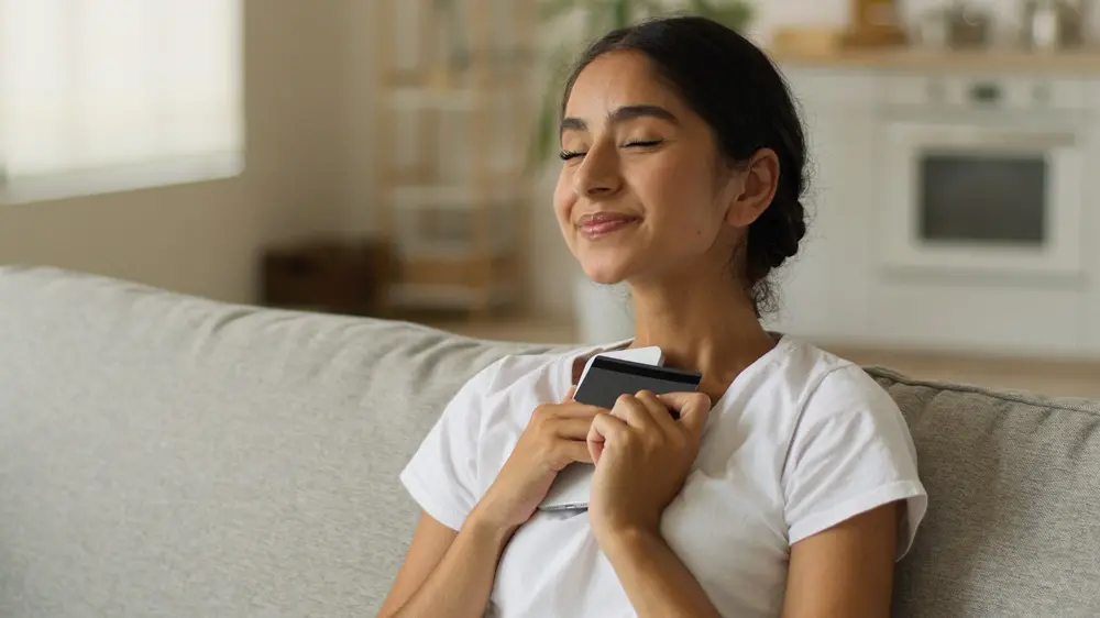 Na imagem, pessoa animada por comprar coisas novas