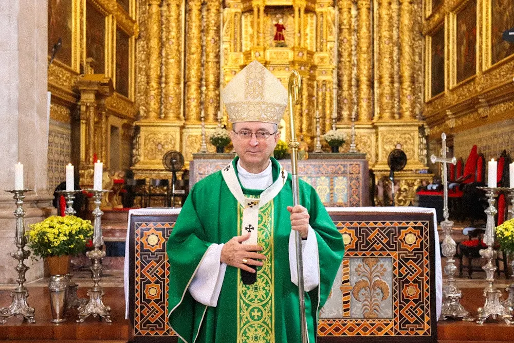 Retrato de um sacerdote católico em vestes litúrgicas verdes, posicionado em um altar ricamente decorado, simbolizando a prática da fé católica.