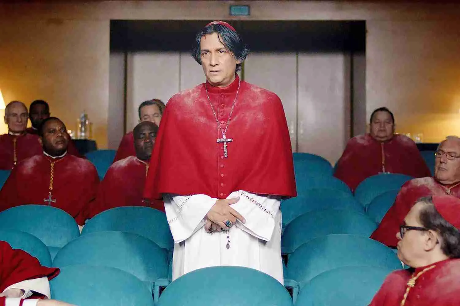 Carlos Diehz interpreta o cardeal Benitez vindo de Cabul para Conclave