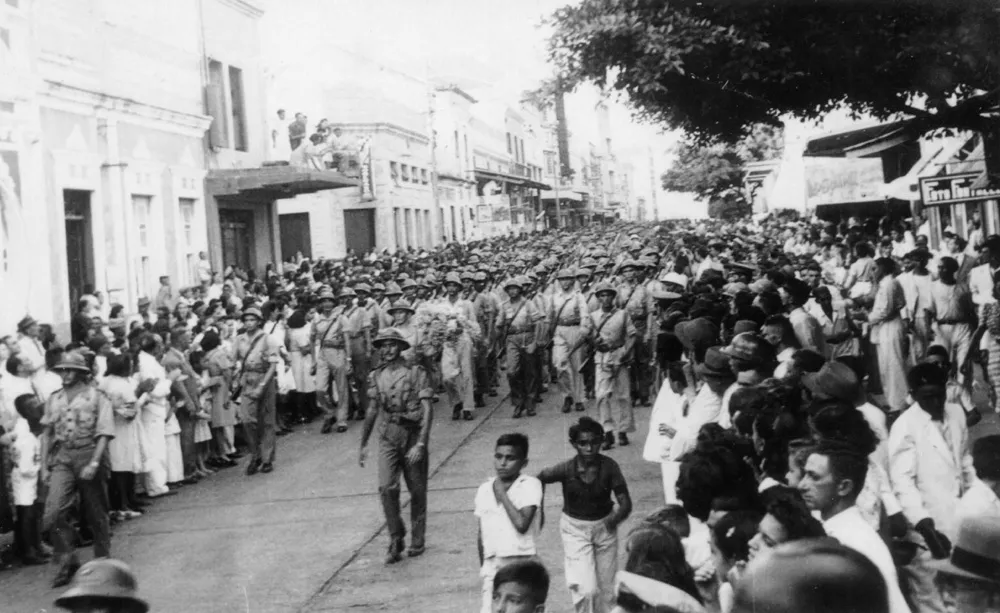 Tropas de cearenses marcham na Rua Barão do Rio Branco, em Fortaleza, antes do embarque para a Itália