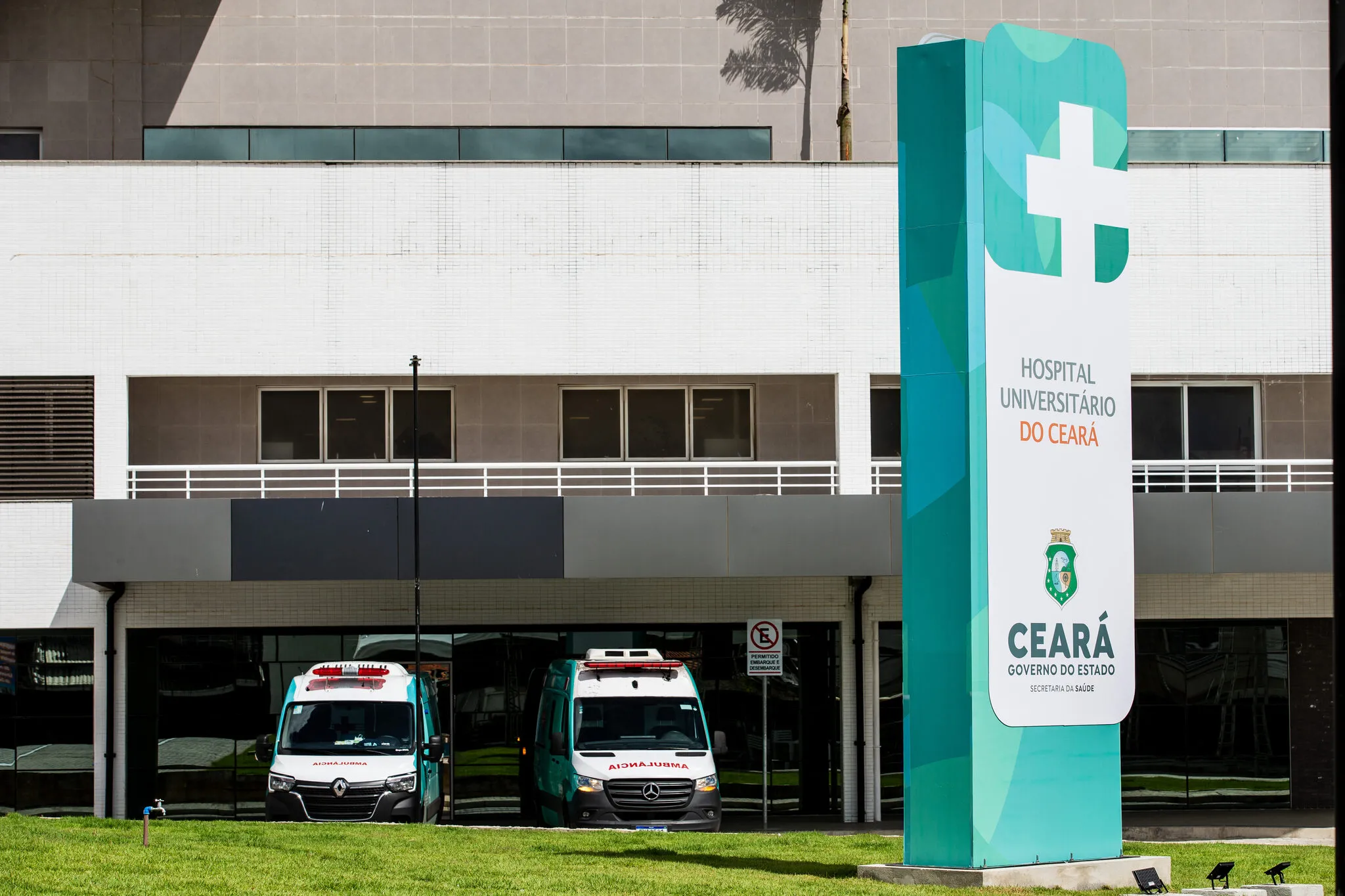 Houve protestos durante a inauguração do Hospital Universitário do Ceará, com críticas à gestão do novo hospital por uma Organização Social, o ISGH