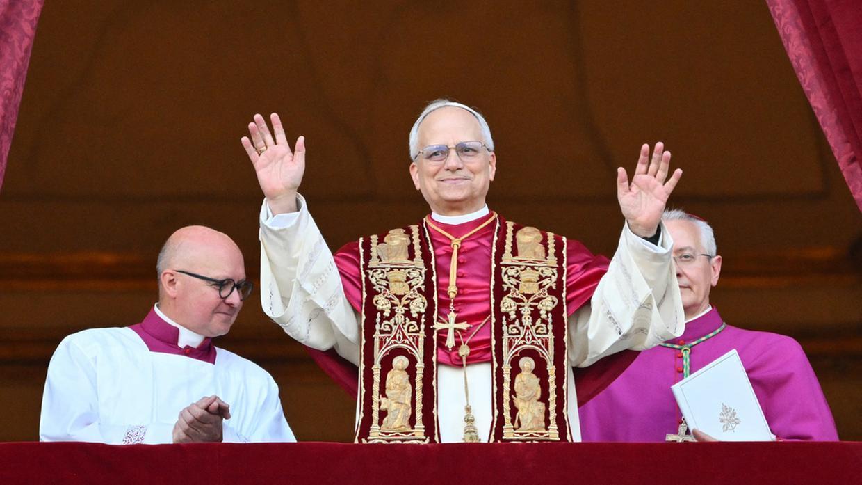 Apresentação de papa Leão XIV com vestes vermelha e branca escolhidas pelo Santo Padre na Sala das Lágrimas. Imagem usada em matéria onde fala que novo papa visitou o Brasil duas vezes
